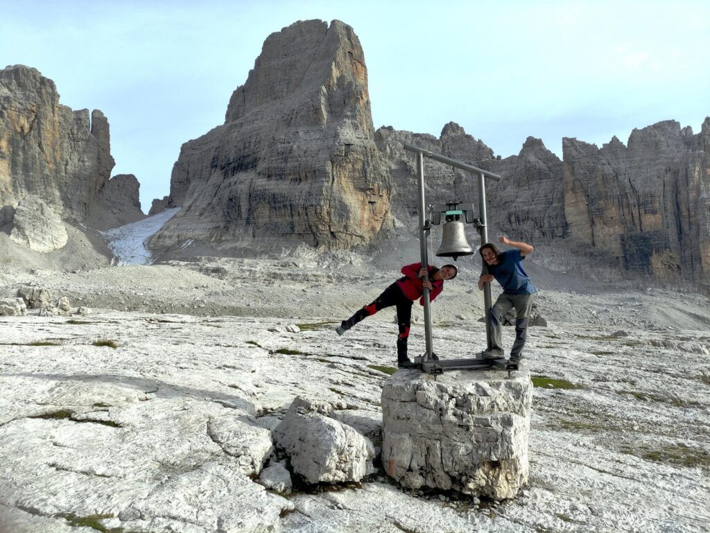 Erica e Gab con la campana dell&#039;Alimonta e la nostra cima alle spalle!