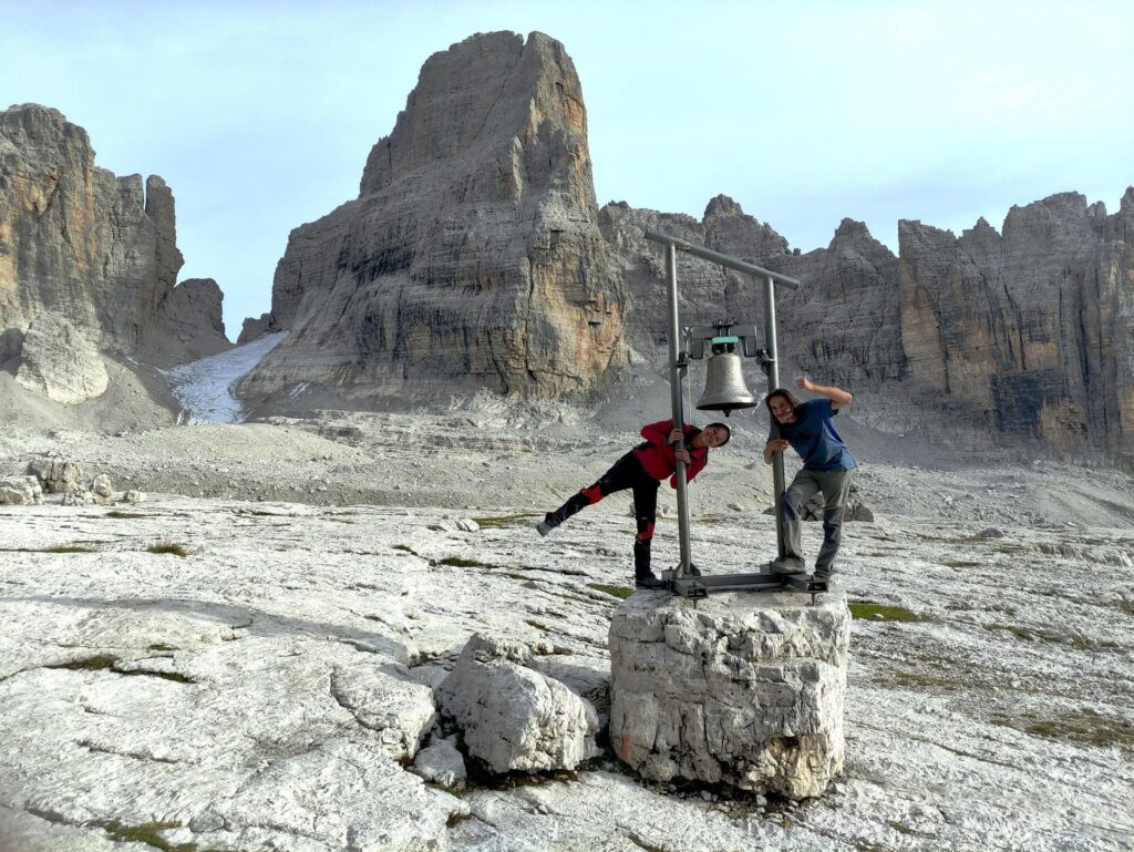 Erica e Gab con la campana dell'Alimonta e la nostra cima alle spalle!