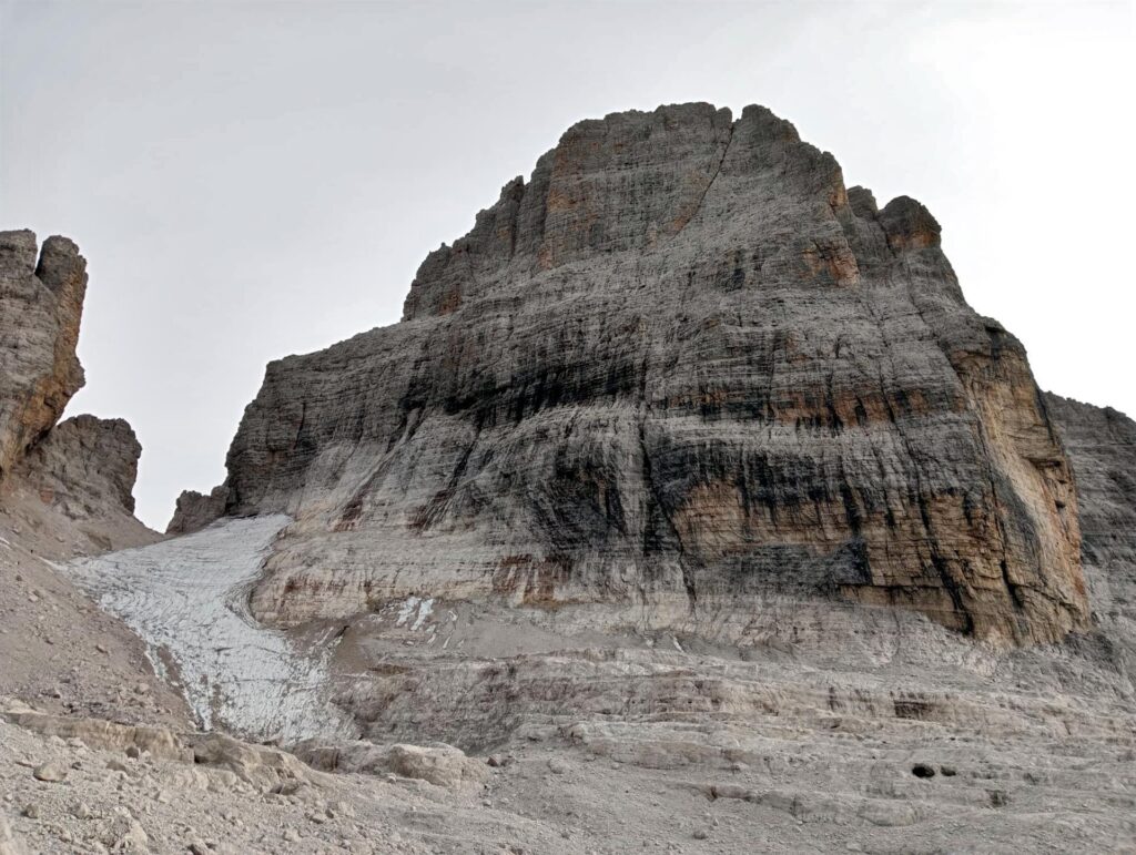 La parete nord della Torre di Brenta al termine della discesa dalla vedretta degli Sfulmini