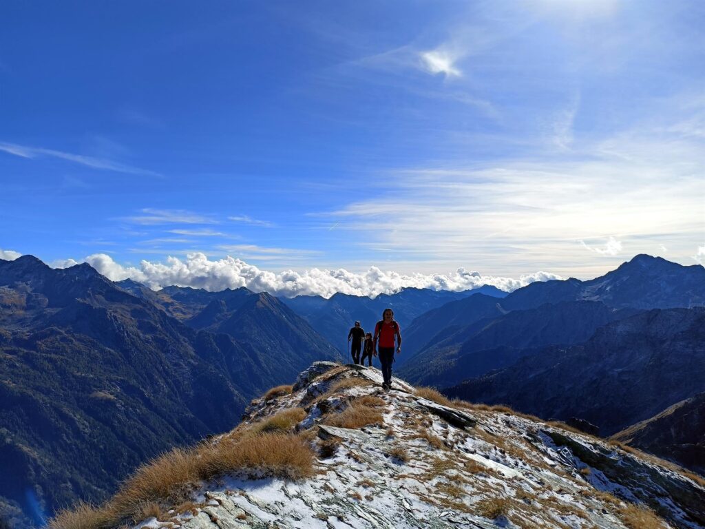 Siamo ormai nella parte alta della cresta e troviamo un po' di nevischio