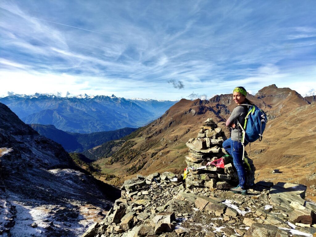 Erica soddisfatta con l'ometto di vetta della Punta Valnera