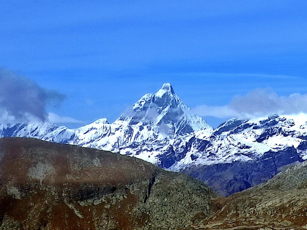 E qui facciamo un balzo in avanti: siamo scesi dalla Valnera e siamo sulla parte alta della cresta della Punta Valfredda con vista spaziale sul Cervino