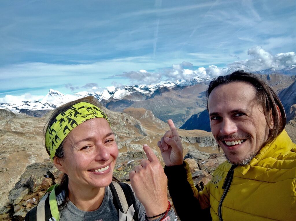 Erica e Gab sulla Punta Valfredda con il gruppo del Cervino sullo sfondo