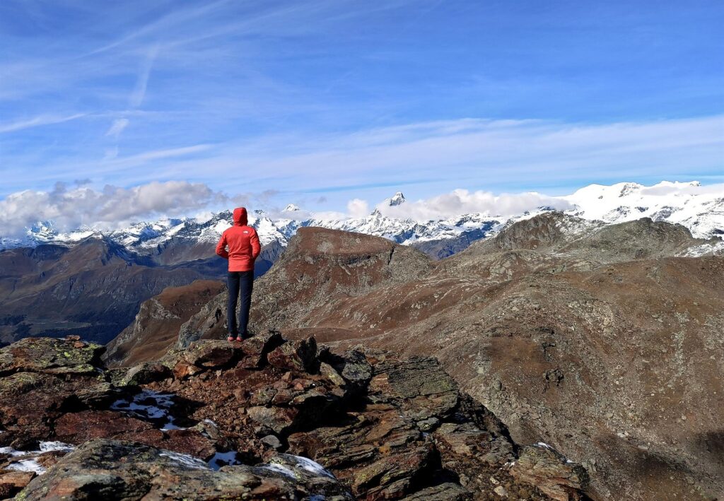 Zano contempla la splendida visuale sul Cervino e sulle cime del Rosa