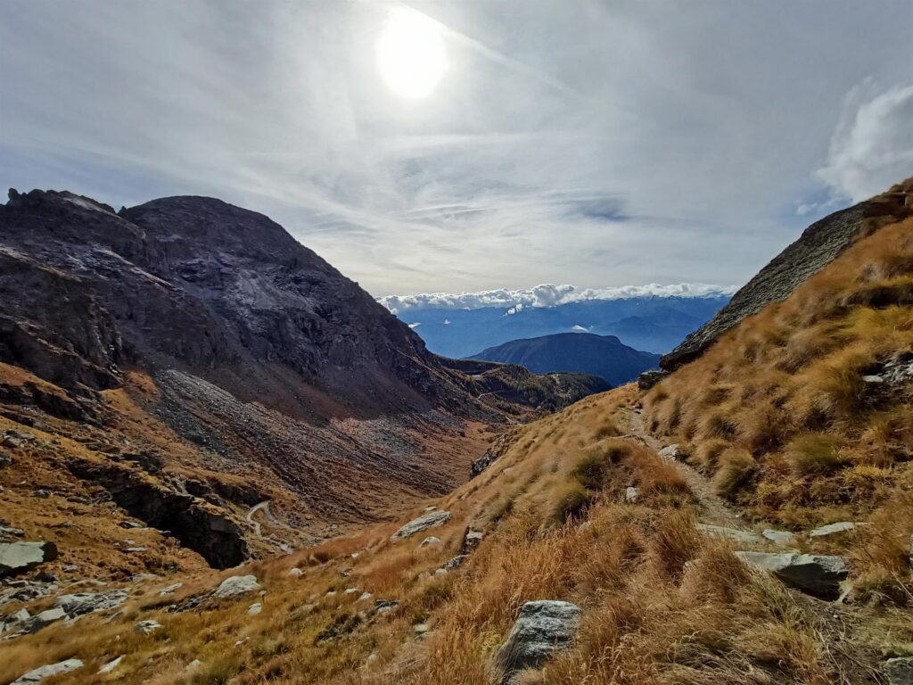 Dopo una rapida discesa, imbocchiamo il sentiero che porta al rifugio Arp