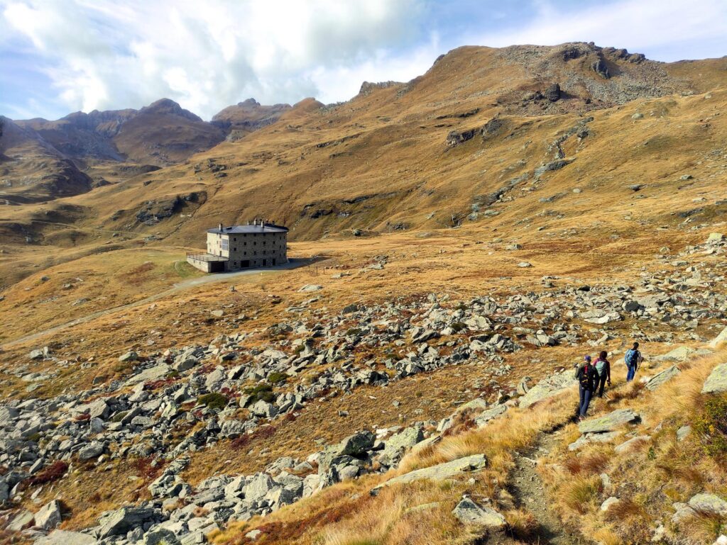 In pochi minuti arriviamo al Rifugio Arp, purtroppo chiuso in questa stagione