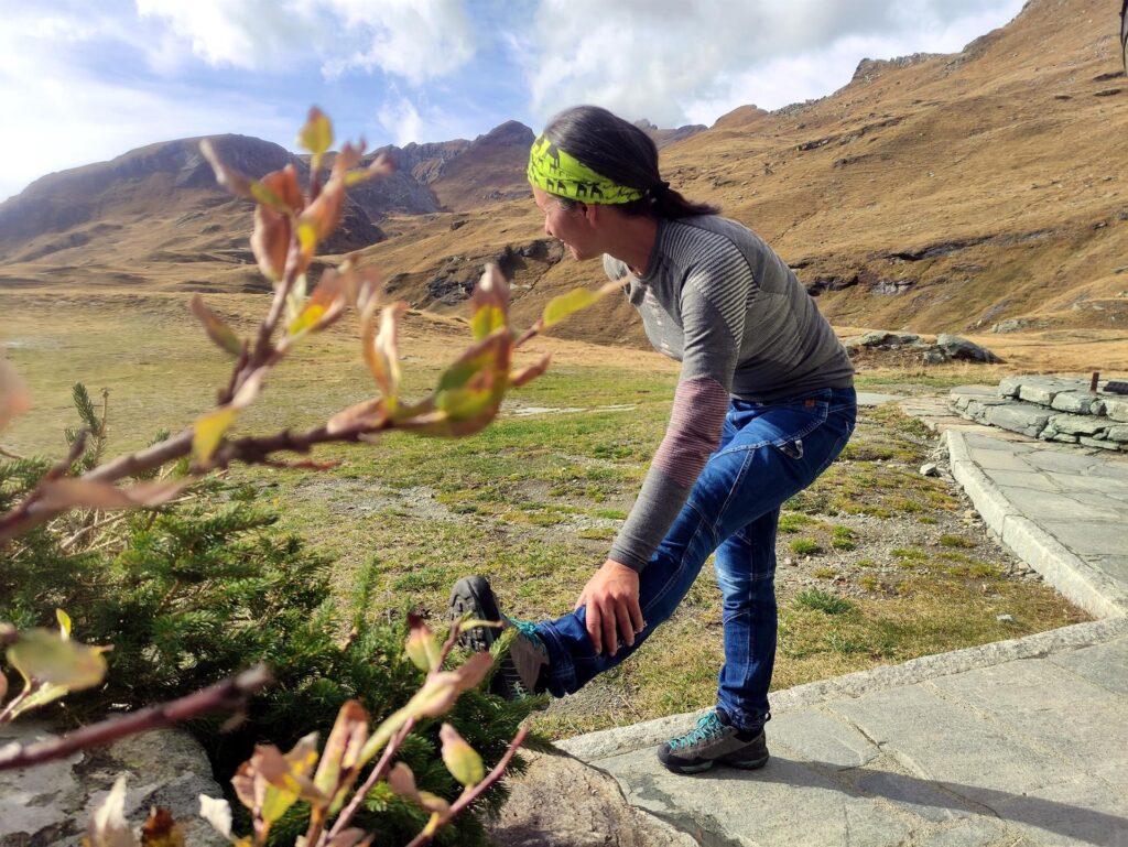 Un po' di stretching di fronte al rifugio