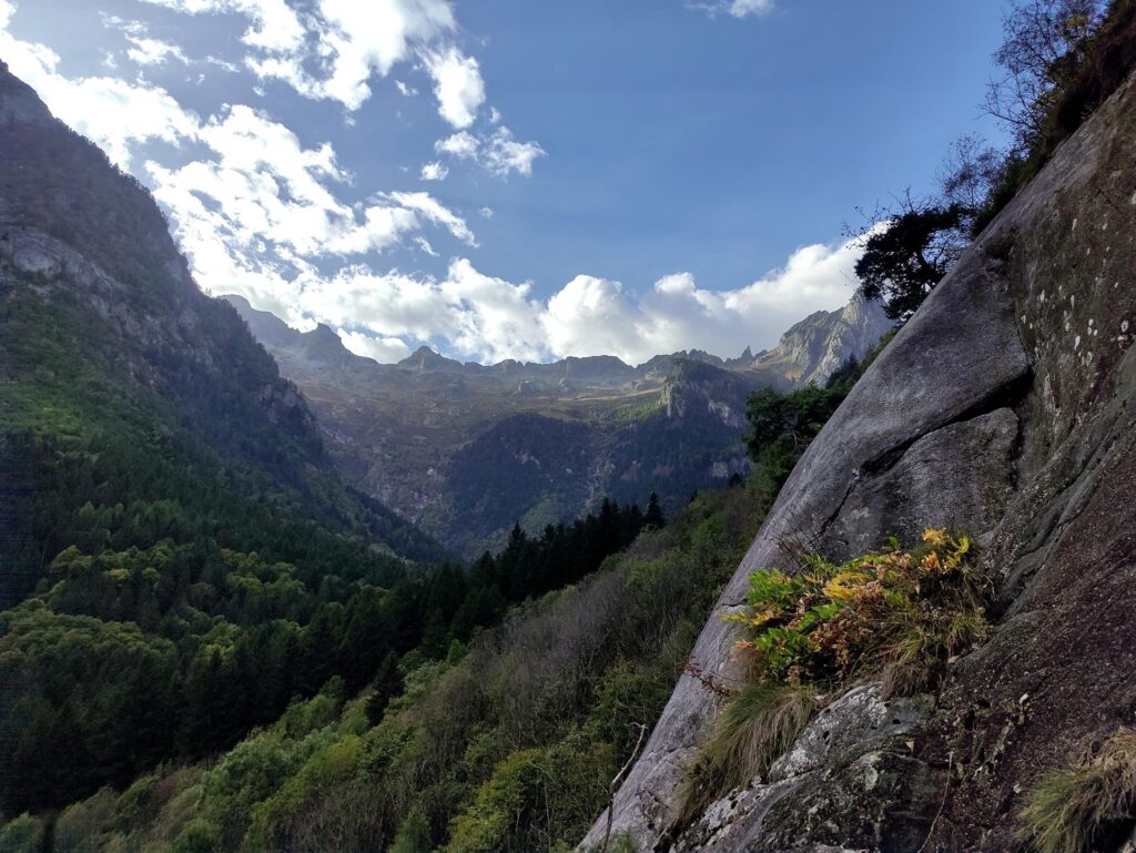 La bella vista verso le cime della Valle dell'Oro