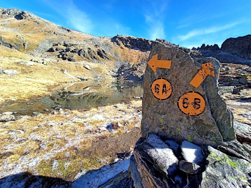 Giunti ai laghi di Estoul si incontra questo bivio: noi sceglieremo il sentiero 6B che porta verso il passo e che permette di salire in cresta