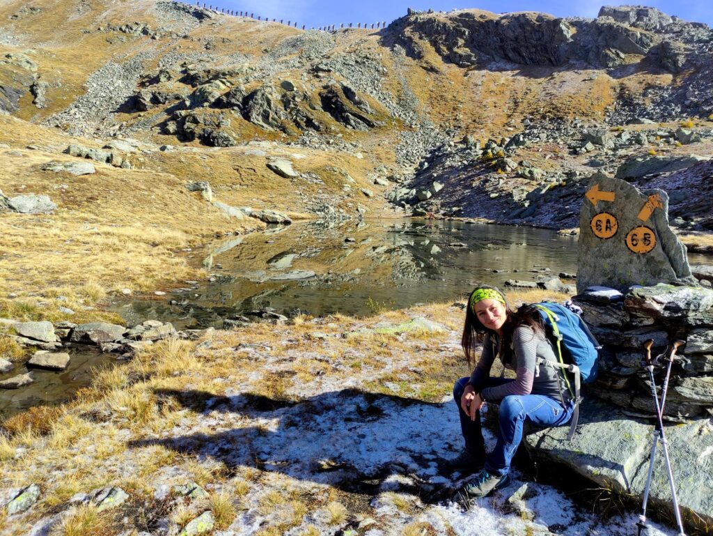 Erica riposa qualche minuto di fronte al bel lago di Estoul