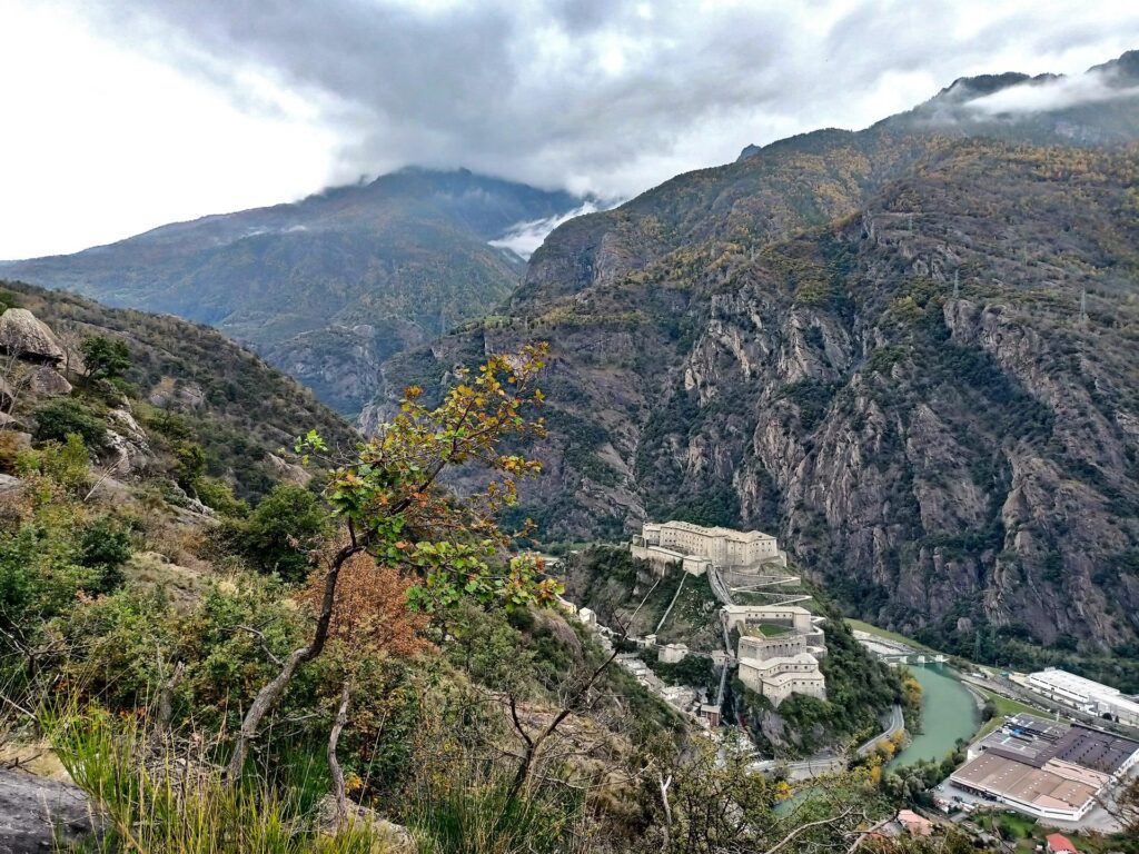 lungo il sentiero che scende all'attacco della via si ha subito una bella visuale del Forte di Bard