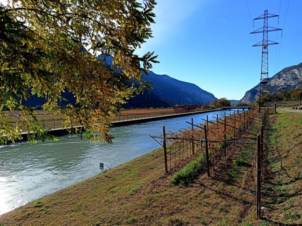 Il canale ai piedi del paese di Brentino con le vigne e i campi che lo circondano