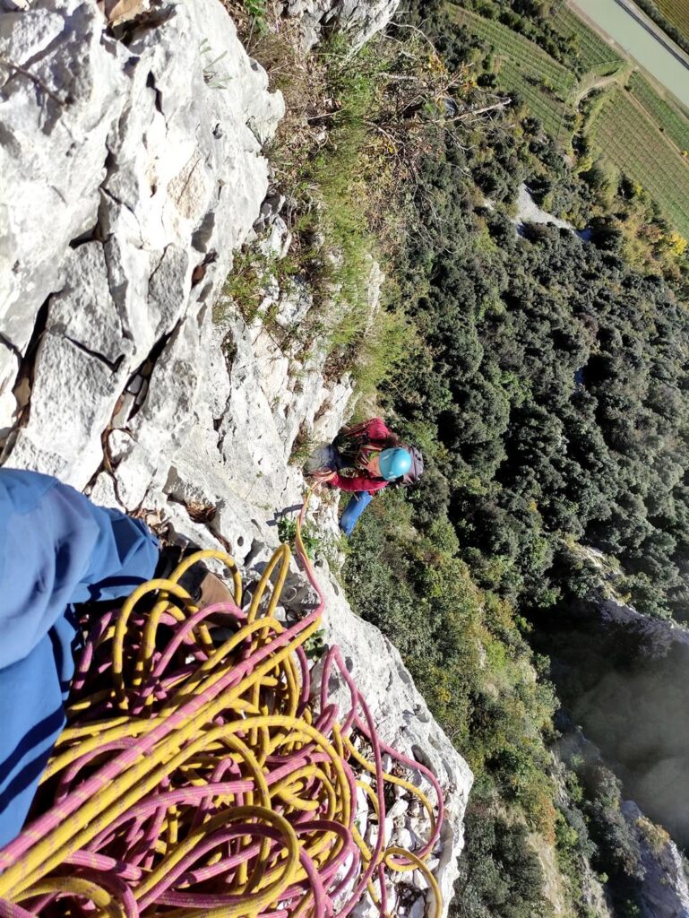 l'uscita dal tiro chiave è su roccia un po' marcia: attenzione