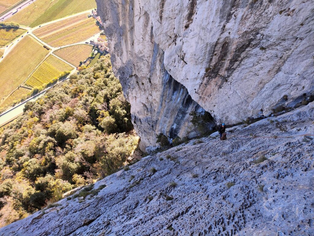 Guardando verso il basso si gode dello spettacolo della roccia a gocce