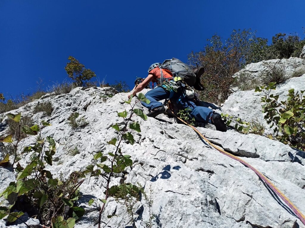 seguiamo a poca distanza la cordata che ci precede