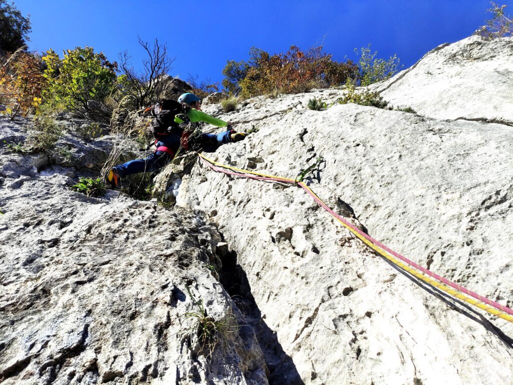 Erica sul penultimo tiro: dopo la fessura si traversa decisamente verso destra