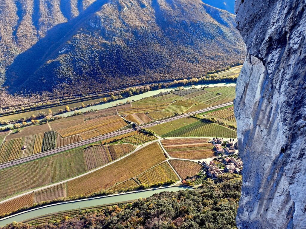 La splendida vista verso la valle dell'Adige e il paese di Brentino, deturpata solo dall'autostrada che passa nel mezzo