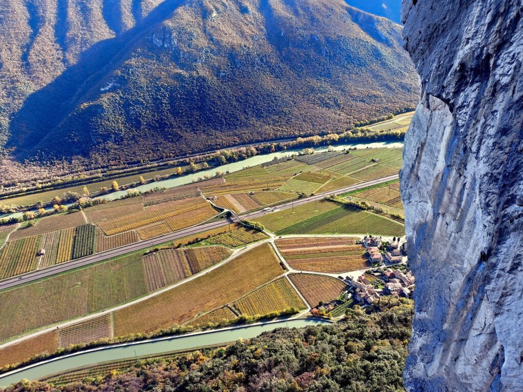 La splendida vista verso la valle dell&#039;Adige e il paese di Brentino, deturpata solo dall&#039;autostrada che passa nel mezzo