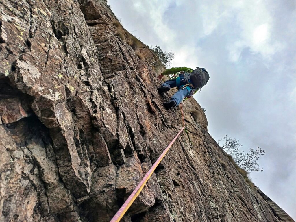 Gabri sulla placca che, prima molto abbattuta, porta sul tratto di 5c che è il gioiello di questa via