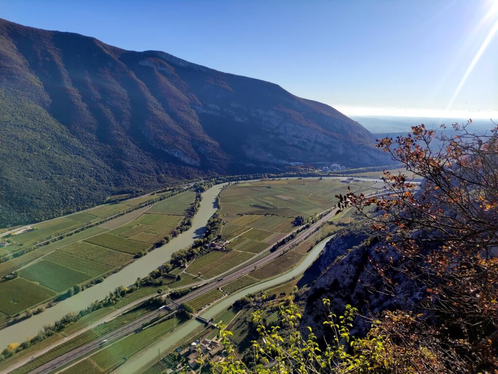 è ancora presto, ma la valle già si tinge dei colori del tardo pomeriggio