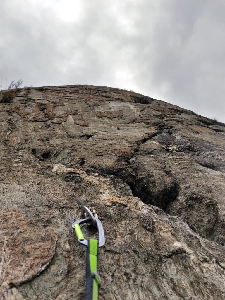 il muro di 5c: bellissimo, tutto di movimento, con buchi e microscaglie