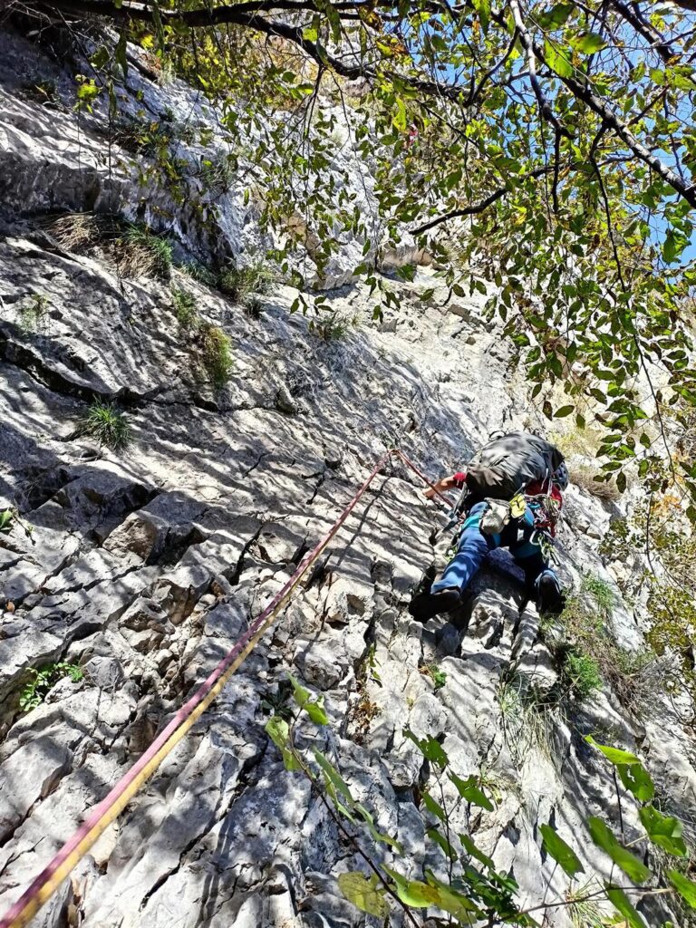 Il primo tiro sarà subito un bel 6a continuo e impegnativo, ma per fortuna ben chiodato