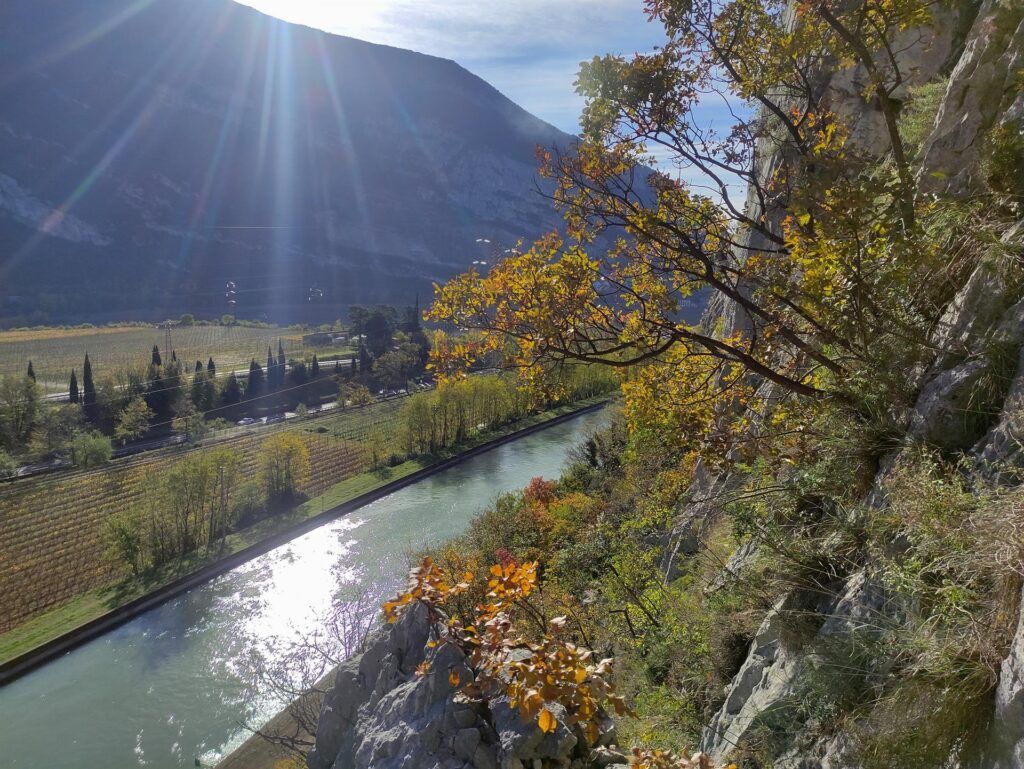 La vista verso il canale sottostante dalla sosta del primo tiro