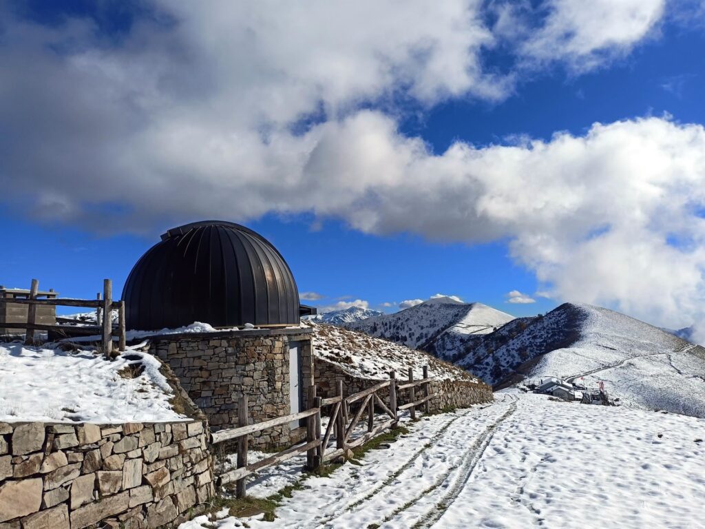 il piccolo osservatorio astronomico che precede il Rifugio Venini