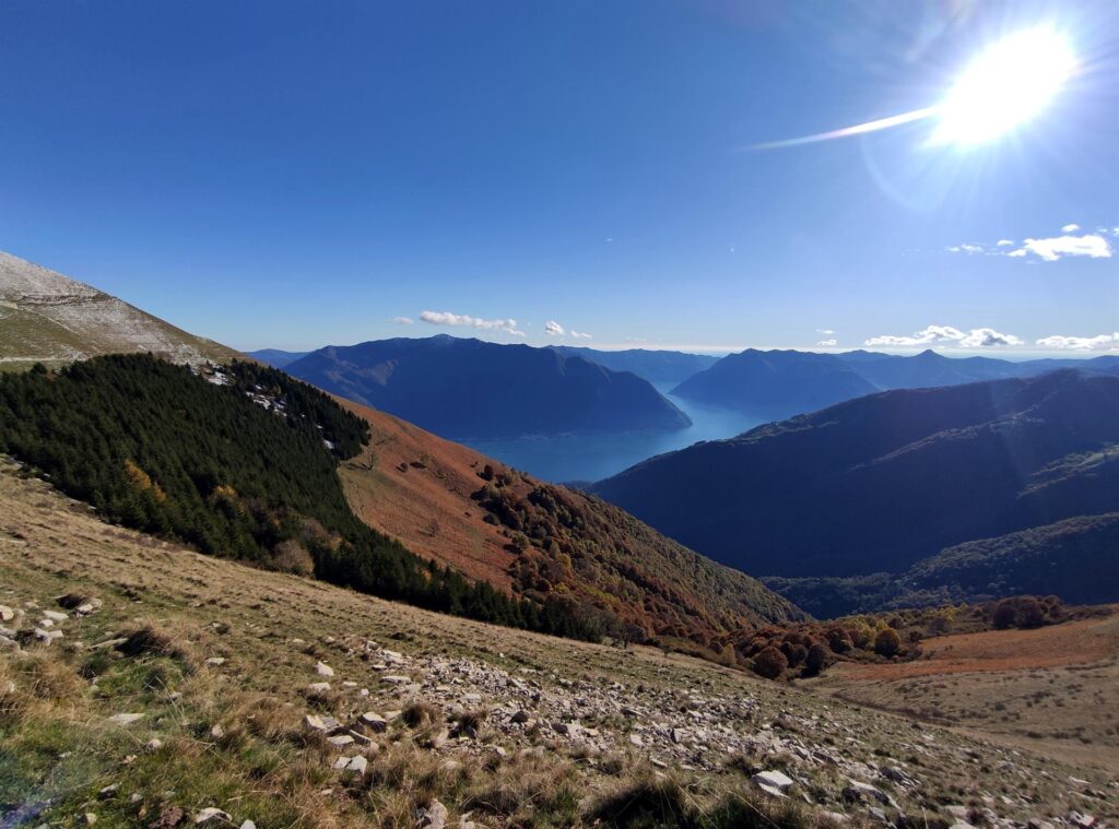 il cielo è ormai terso, i colori cambiano: è pomeriggio inoltrato