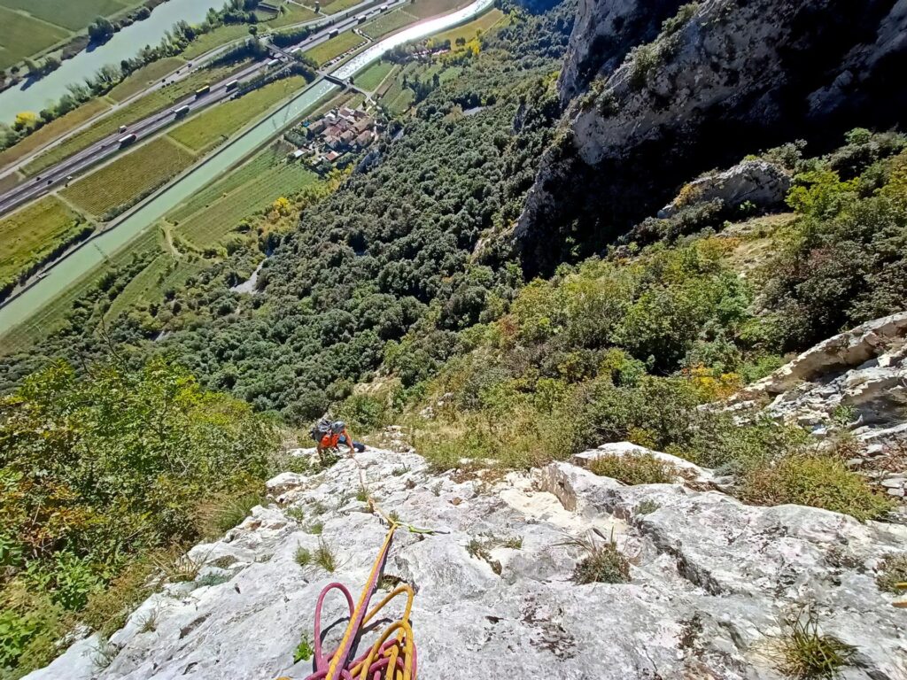 Gabri e sullo sfondo la valle dell'Adige: purtroppo l'autostrada disturba un po'