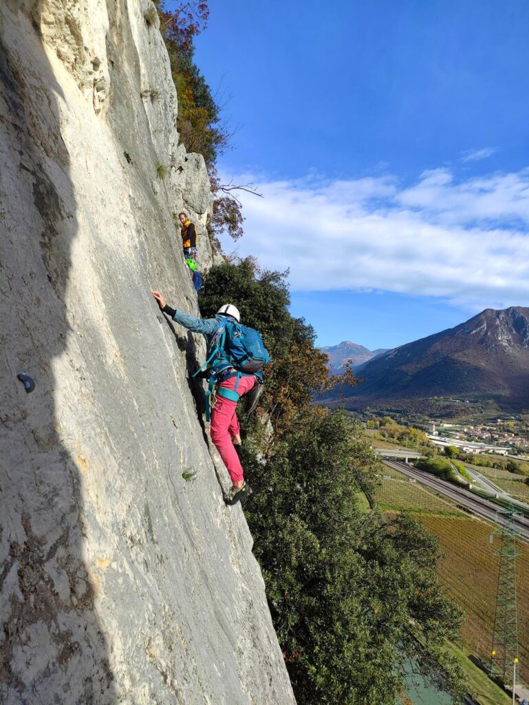 Arrivati in sosta vediamo la cordata che ci precede alle prese con il liscio traverso del terzo tiro