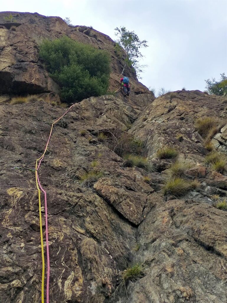 quinto tiro: facile fino all&#039;arbusto, poi a destra il bel muretto a tacche di 5c