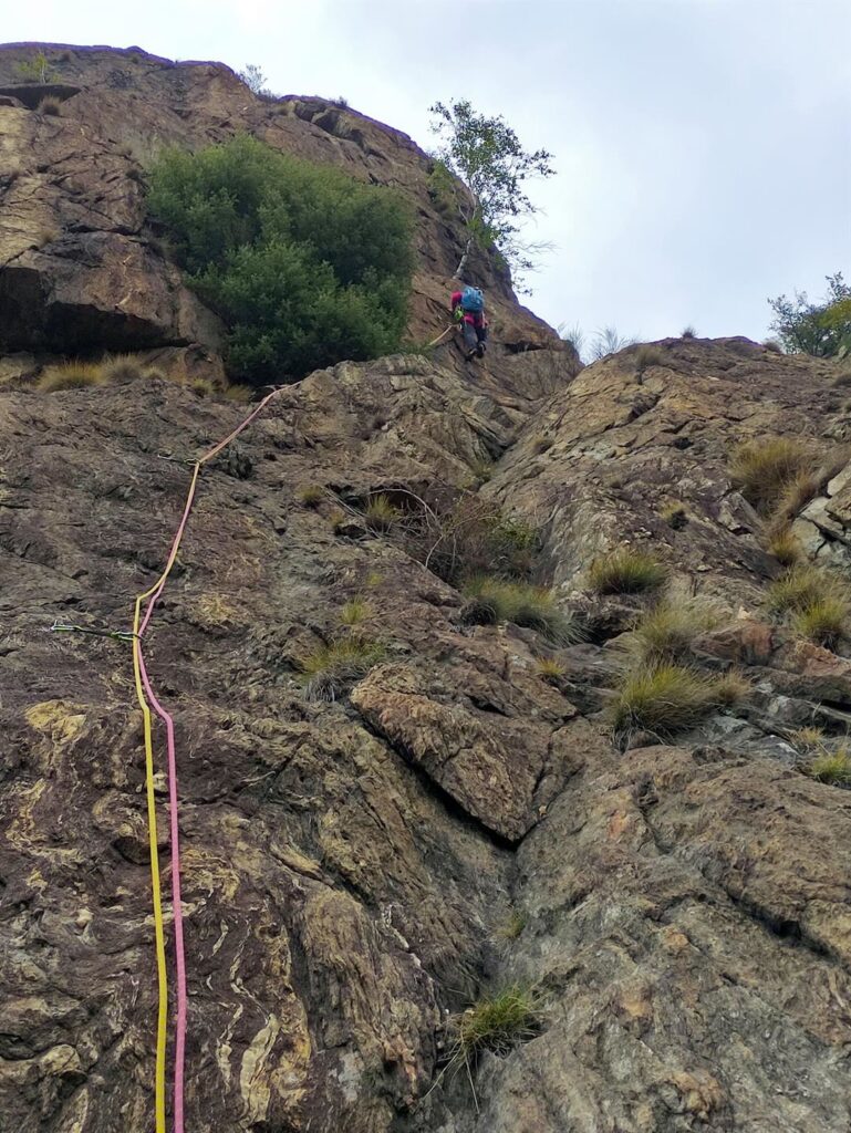 quinto tiro: facile fino all'arbusto, poi a destra il bel muretto a tacche di 5c