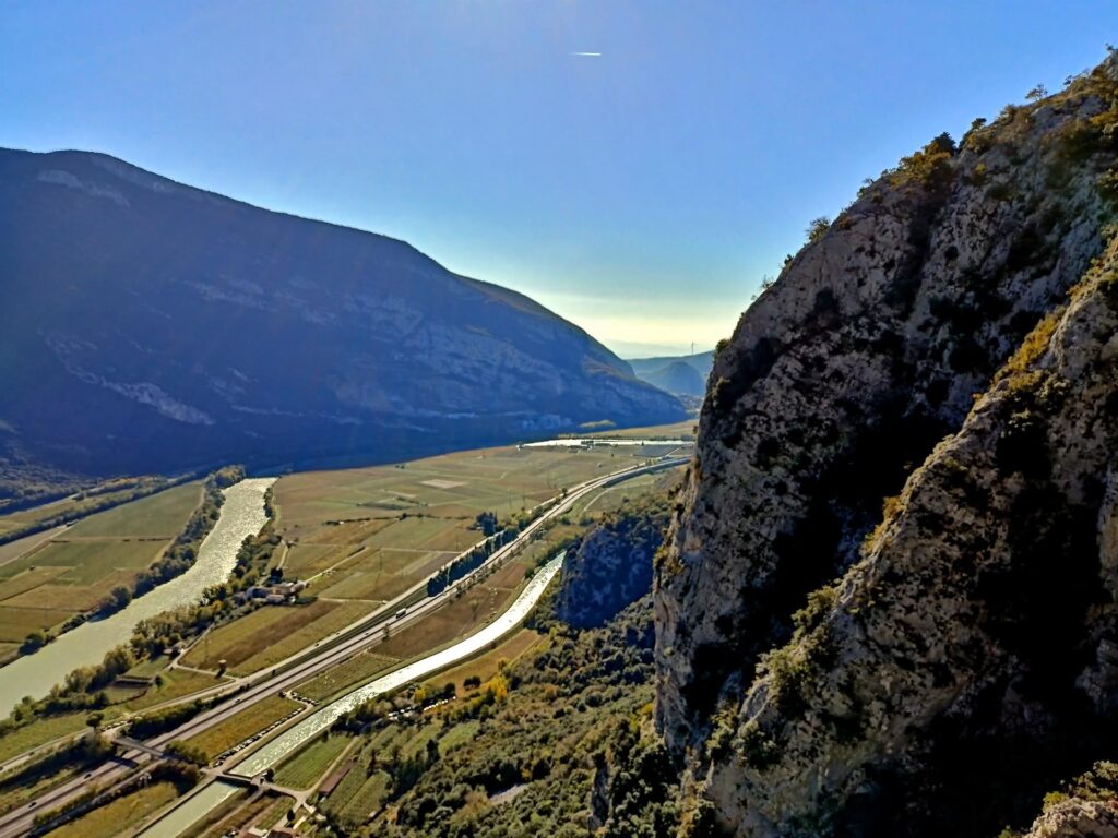 la valle dell'Adige con le sue vigne