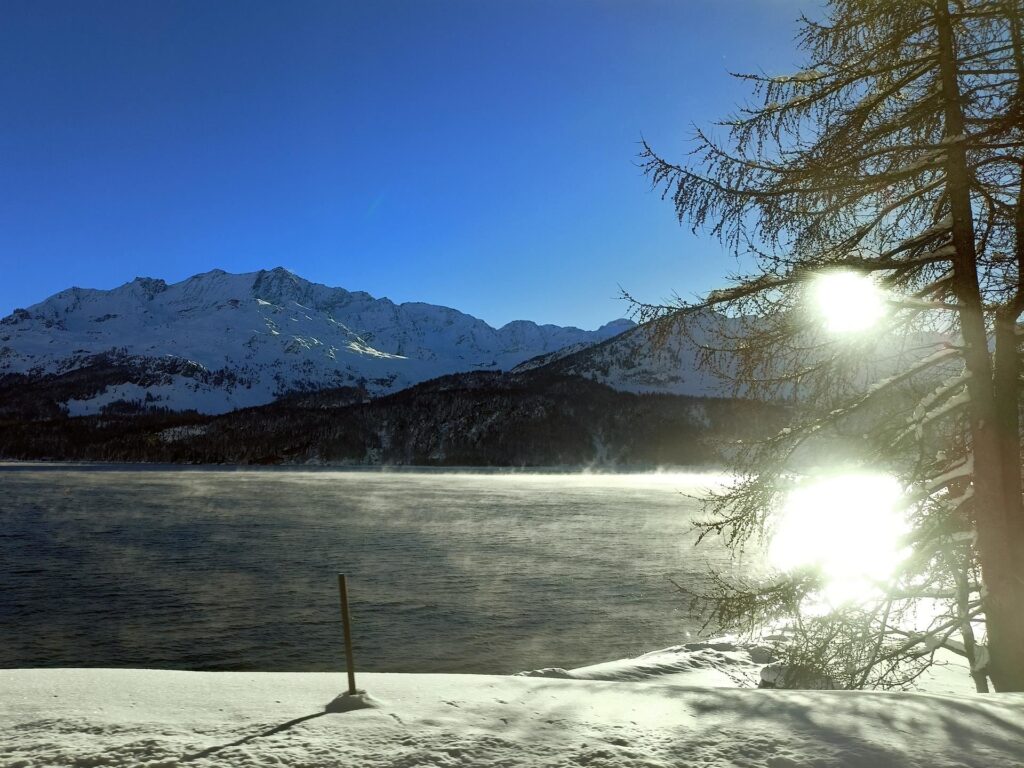 il Lago di Sils e le sue nebbie: il sole, la differenza di temperatura, a quest'ora del mattino lo rendono magico