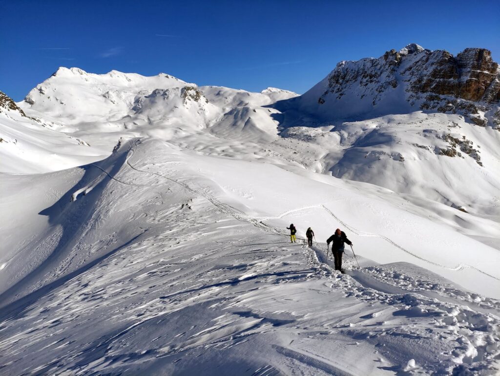 siamo in compagnia di un folto gruppetto di scialpinisti