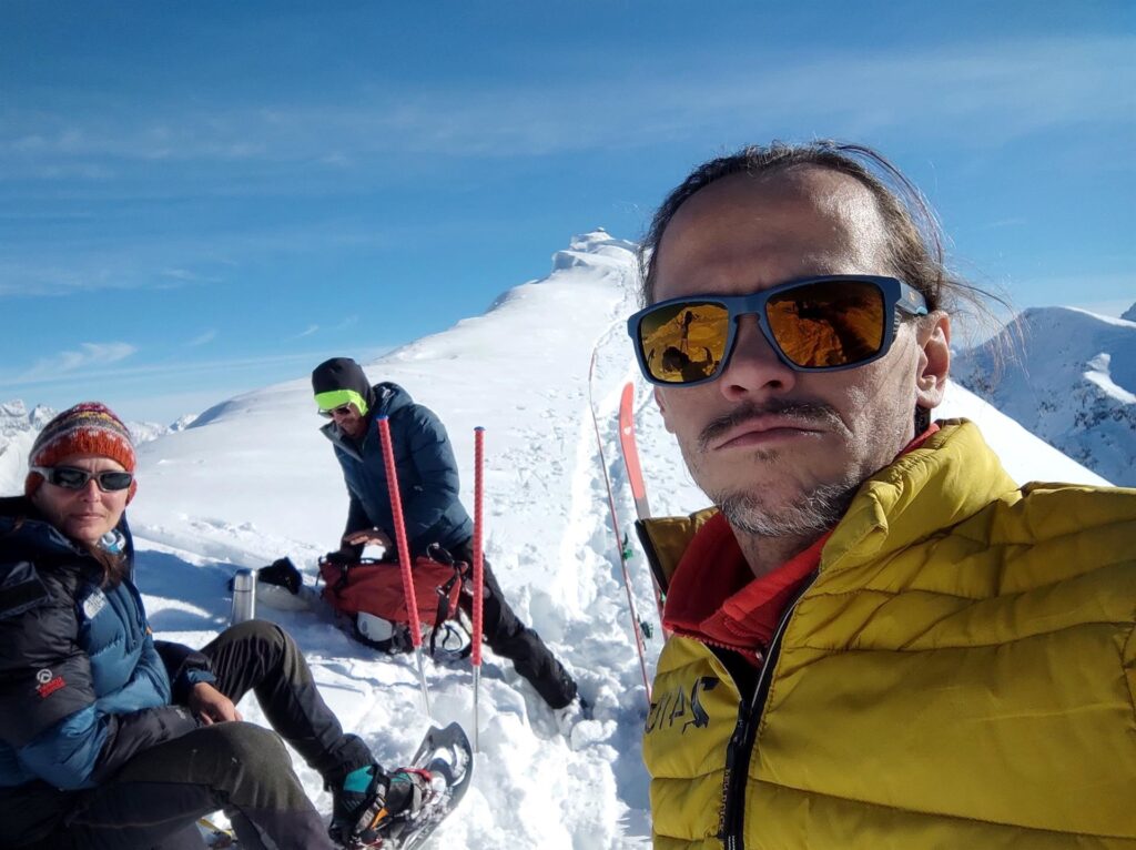 le ciaspole scendono per prime: la lentezza, in questi casi, si paga; gli sci possono godersi un po&#039; più di riposo