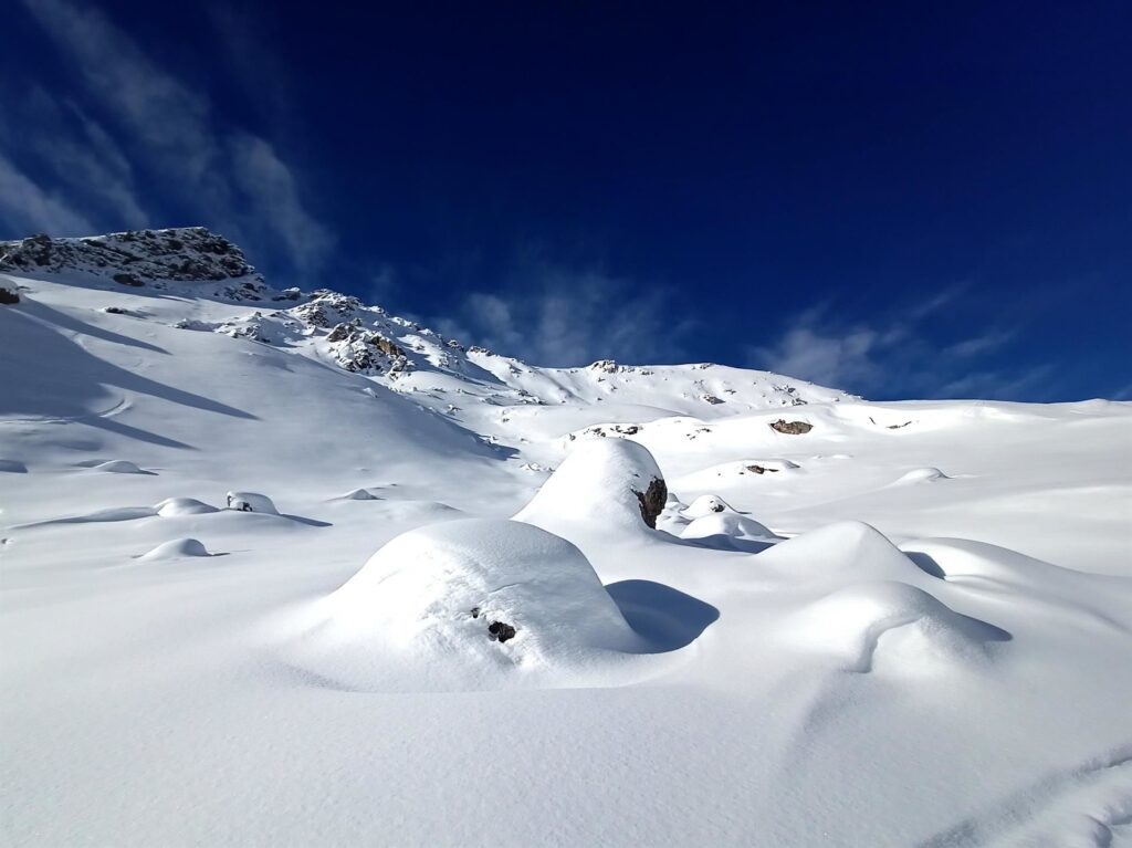 la neve, che rende poetica qualsiasi roccia