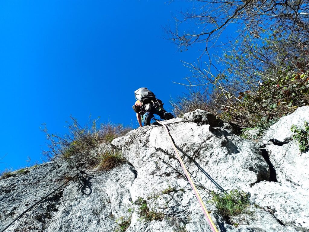 Gabri alle prese con il superamento del tirante della rete paramassi