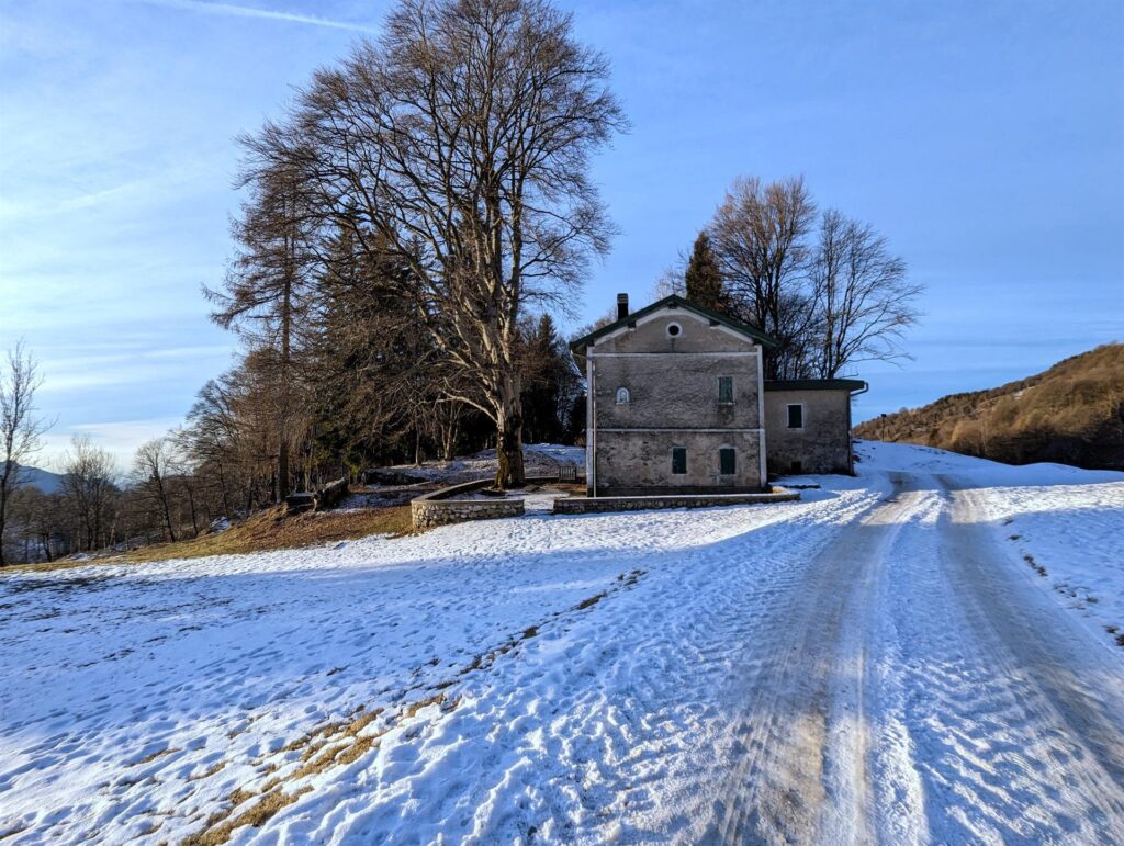 Casetta lungo la strada per l'alpe Muscera