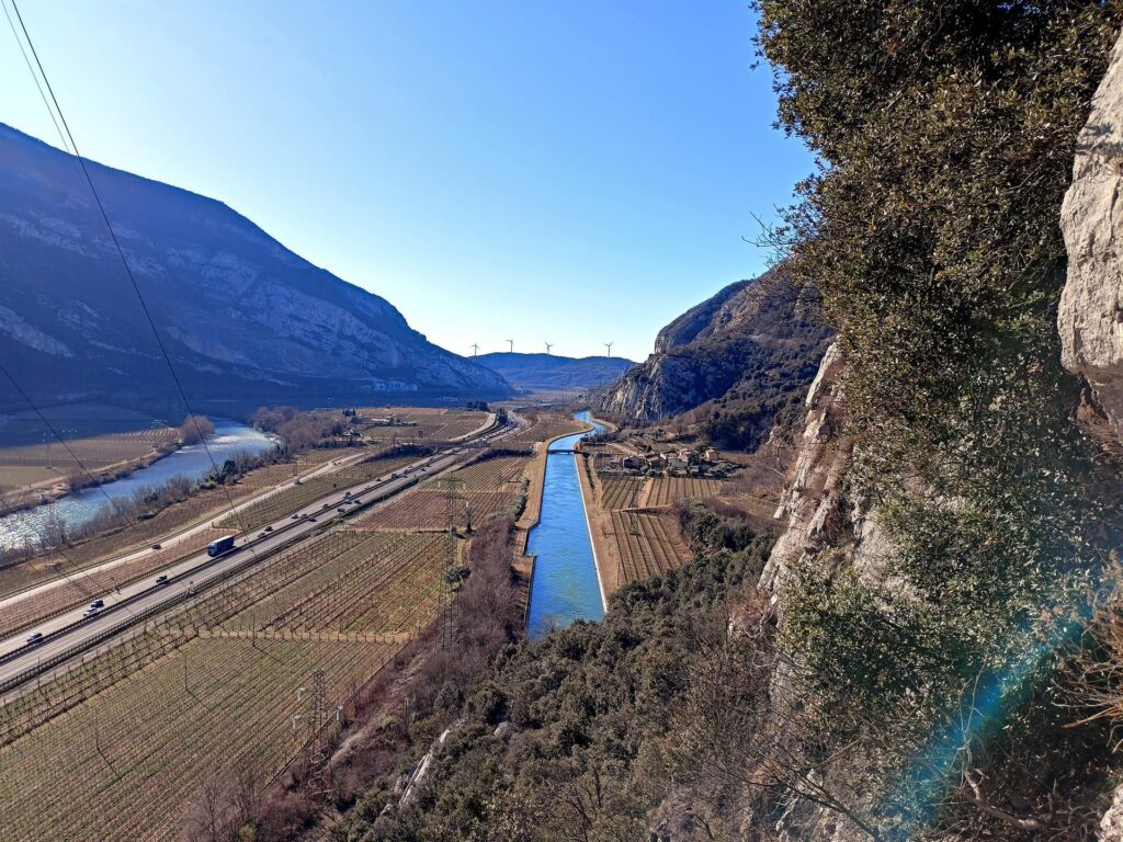 La vista della val d&#039;Adige al termine della via Poison Ivy. Evidenti le pale eoliche di Affi