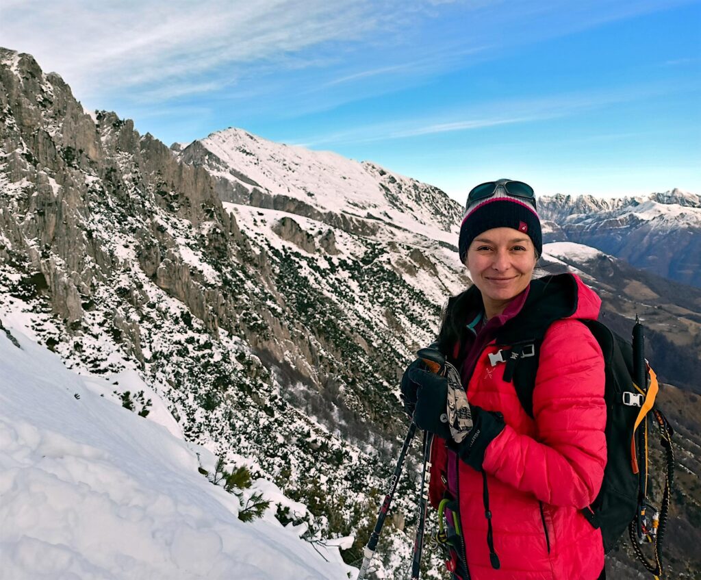 Erica sorridente con il Grignone sullo sfondo