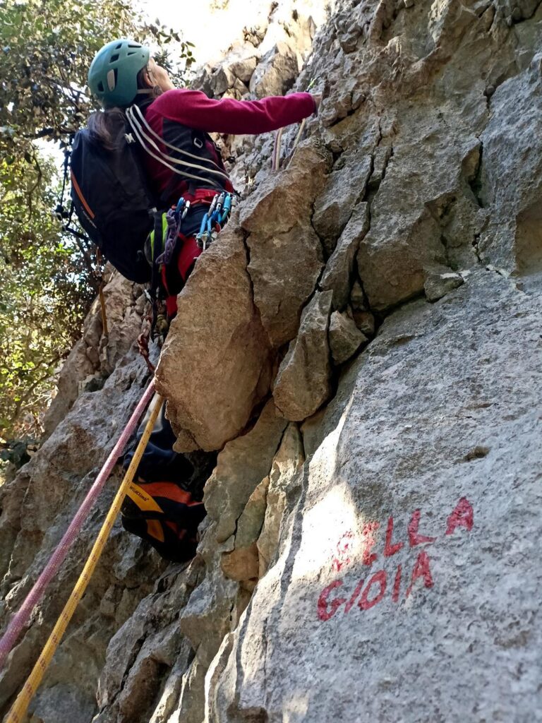 Dopo un breve spostamento nel bosco raggiungiamo l'attacco di Bella Gioia