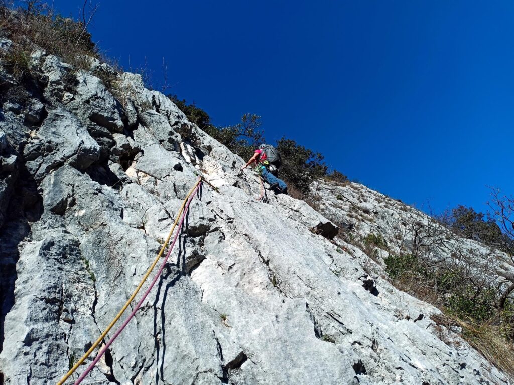 Gab sul secondo tiro che prima traversa in diagonale destra per poi proseguire in verticale