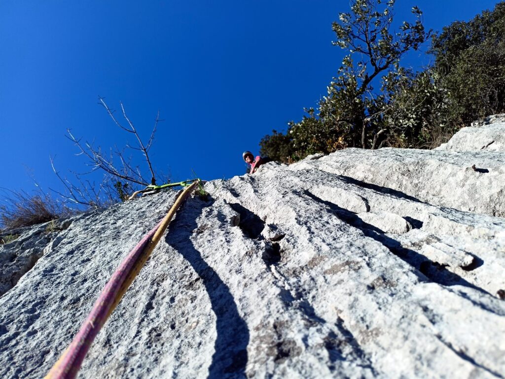 La roccia già dal secondo tiro è un fantastico calcare a buchi ruvidissimo e lavoratissimo