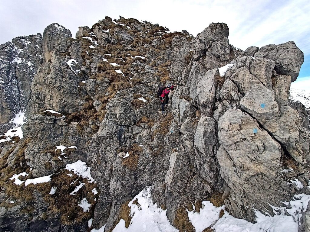 Erica in uscita dal breve muretto di facile arrampicata