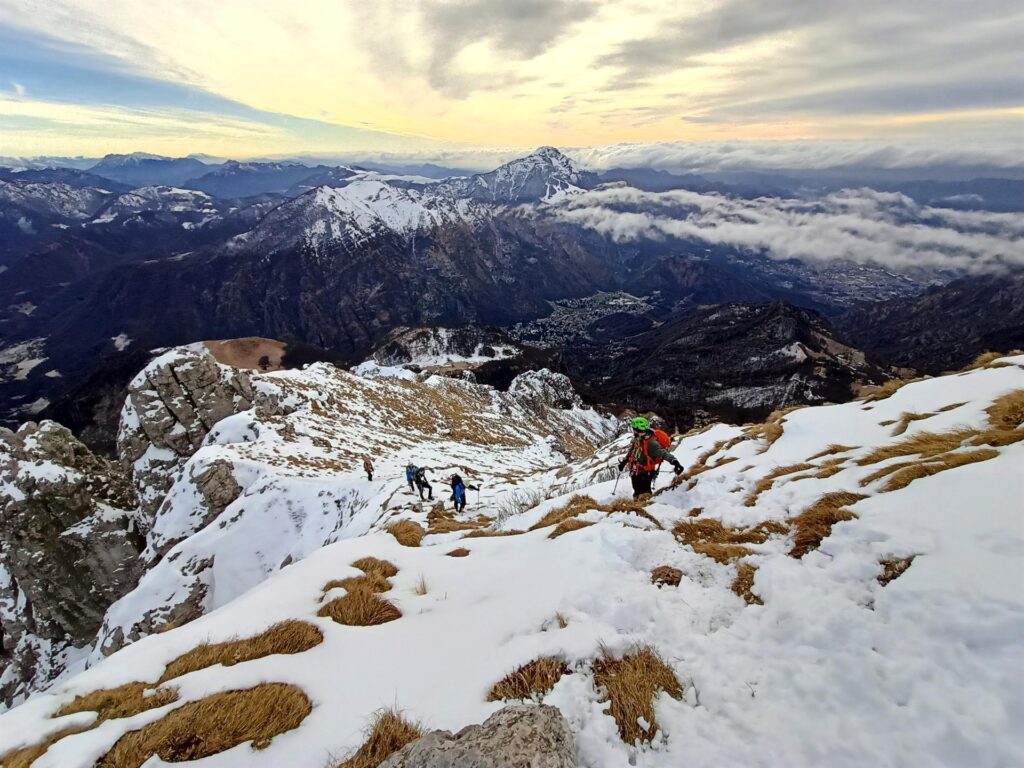 Intanto arriva il gruppo che si è un po&#039; attardato a mettere i ramponi
