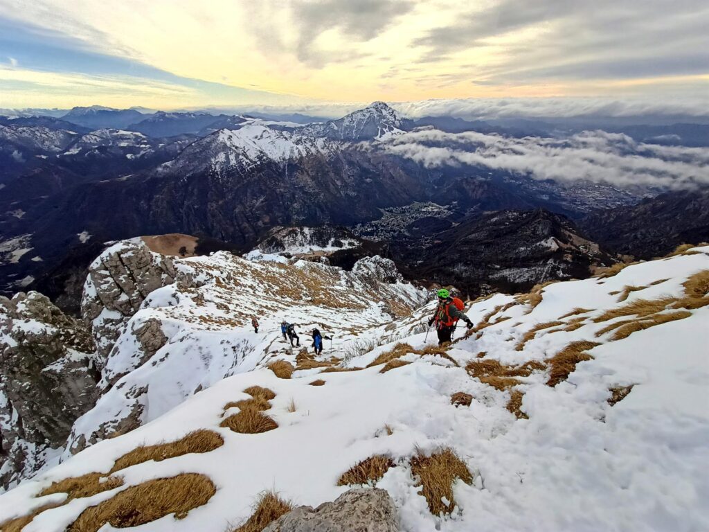 Intanto arriva il gruppo che si è un po' attardato a mettere i ramponi