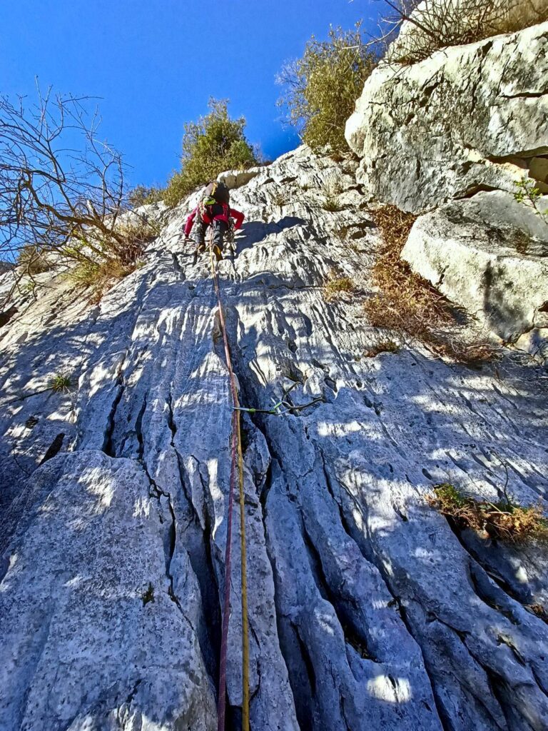 Erica sul quinto e ultimo tiro, sempre su bella roccia molto lavorata