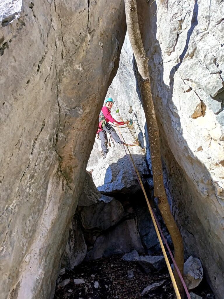 Il primo tiro passa in questa caratteristica grottina oltre la quale si trova la sosta